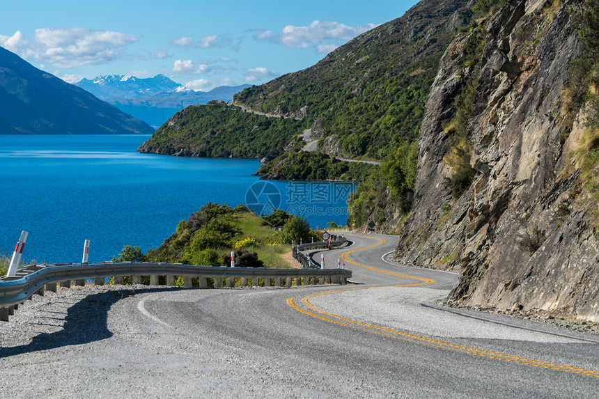 夏季沿山崖和湖边公路的风景图片