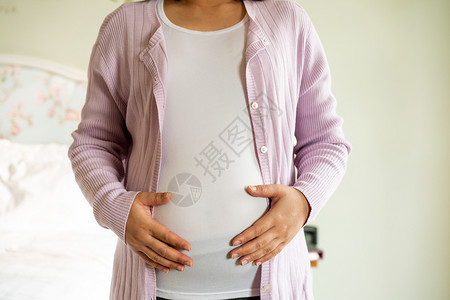 抚摸肚子的孕妇图片