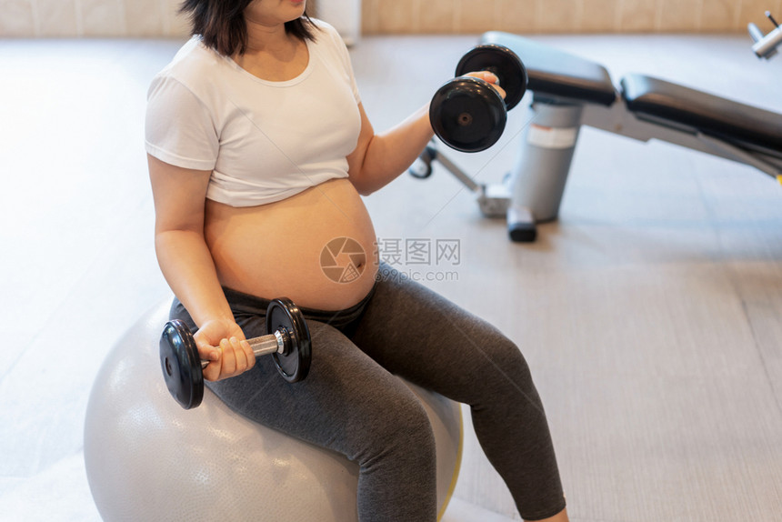 孕妇在健身房做举哑铃图片