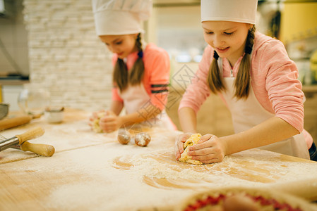 两个小女厨师在房做饼干图片