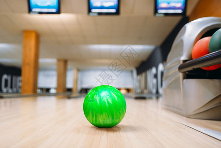 木地板上的保龄球图片