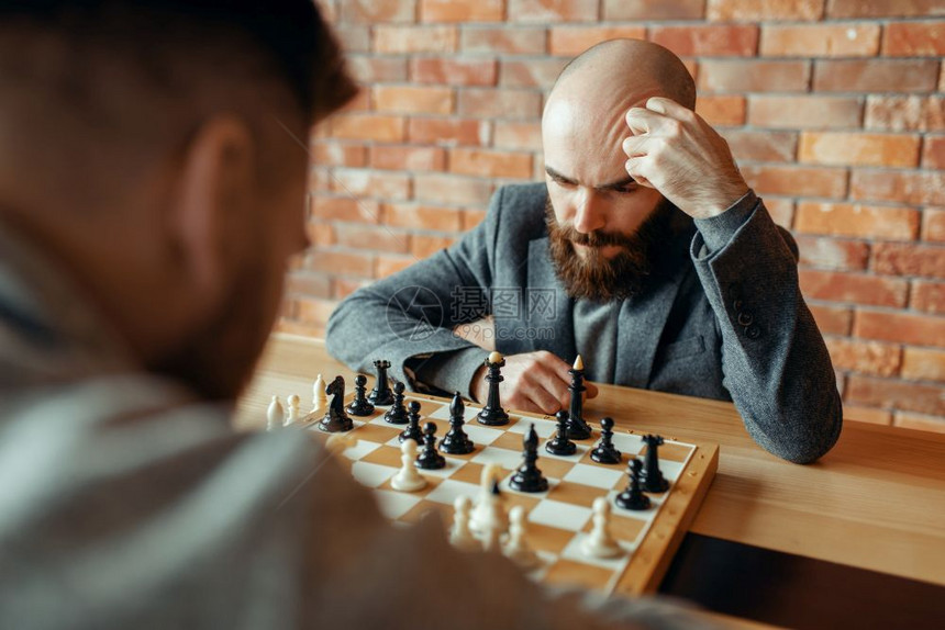 正在国际象棋比赛的男人图片