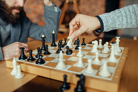 正在下国际象棋的男人背景图片