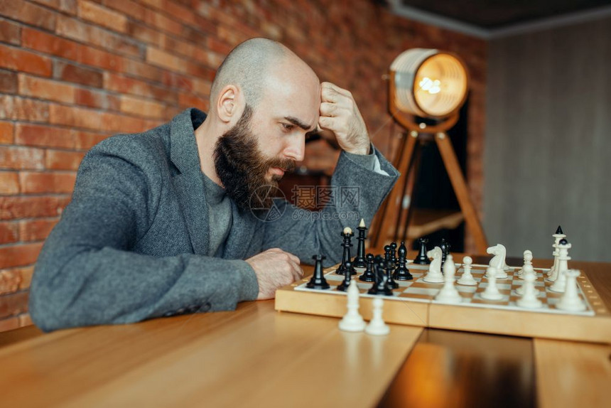 正在思考下棋的男人图片