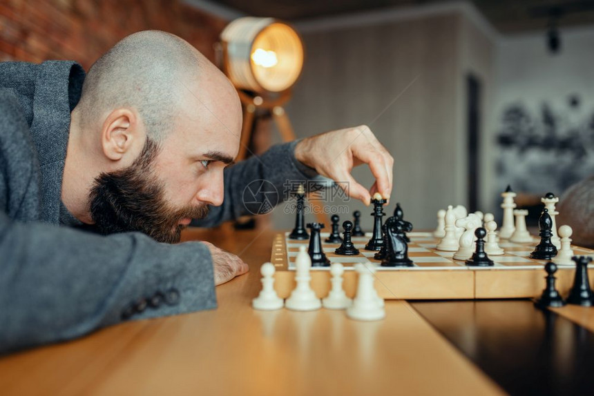 男象棋手正在移动黑色棋子图片