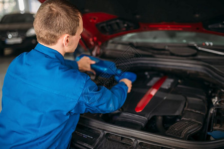 技术师改变汽车发动机的油汽车发动维修汽车服务图片
