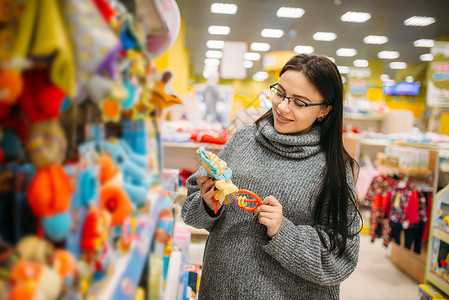 在婴儿商品店中购买商品的孕妇图片