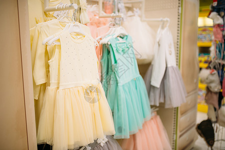 在商品店中的女童裙子服饰图片