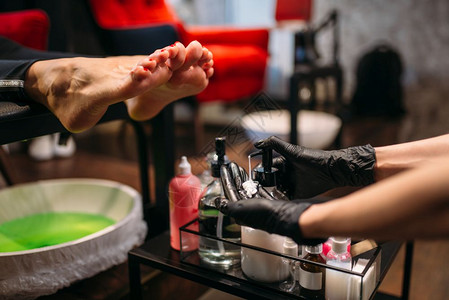 美容院女客户专业脚指甲护理图片
