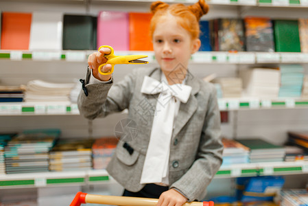 女孩在商店购买办公用品在超市购买校童用品图片