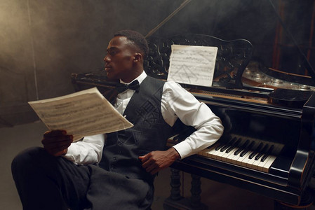 黑人艺术家在看琴谱背景图片