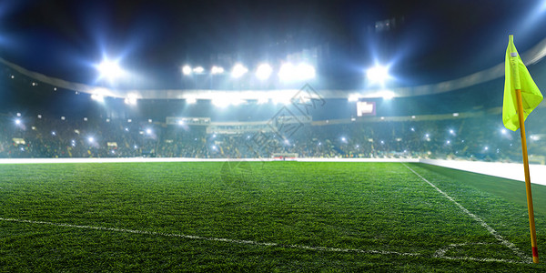 球场角旗闪亮的灯光草视野场没有人在操背景有球迷的场和的场背景