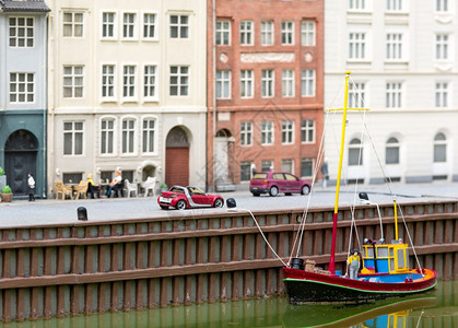 夏季欧洲街头小咖啡馆和汽车以及船的场景图片