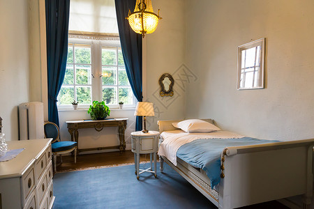 欧洲旅游景点古建筑内的旧白色家具图片