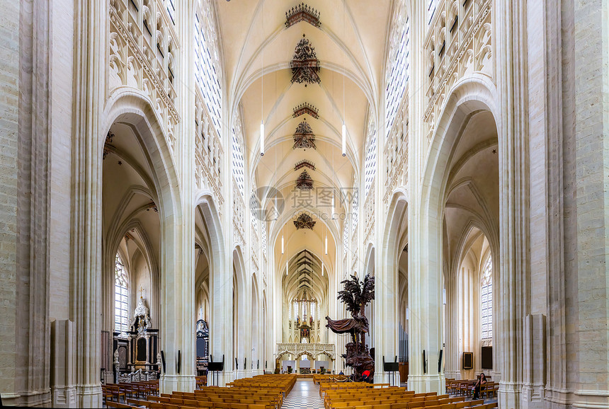 欧洲著名的传统建筑旅游景点古老的教堂和长椅图片