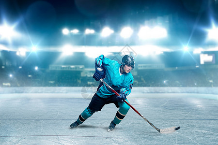 冰上曲棍球运动员在竞场上比赛背景图片