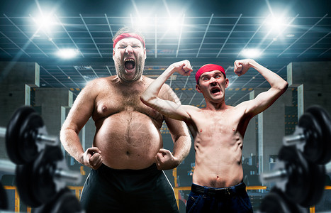 胖瘦男人在健身俱乐部的训练中摆姿势有趣的健体运动员在身房展示肌肉图片
