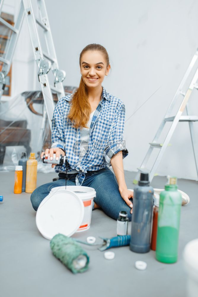 女士在混合油漆准备做家具装饰图片