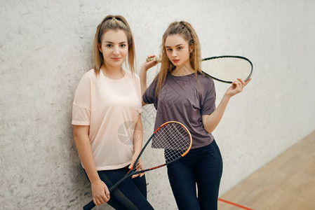 两个一起打网球的女孩图片