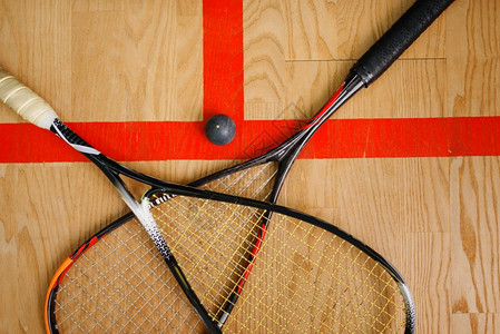 网球拍与网球：室内健身房的乐趣与竞技图片