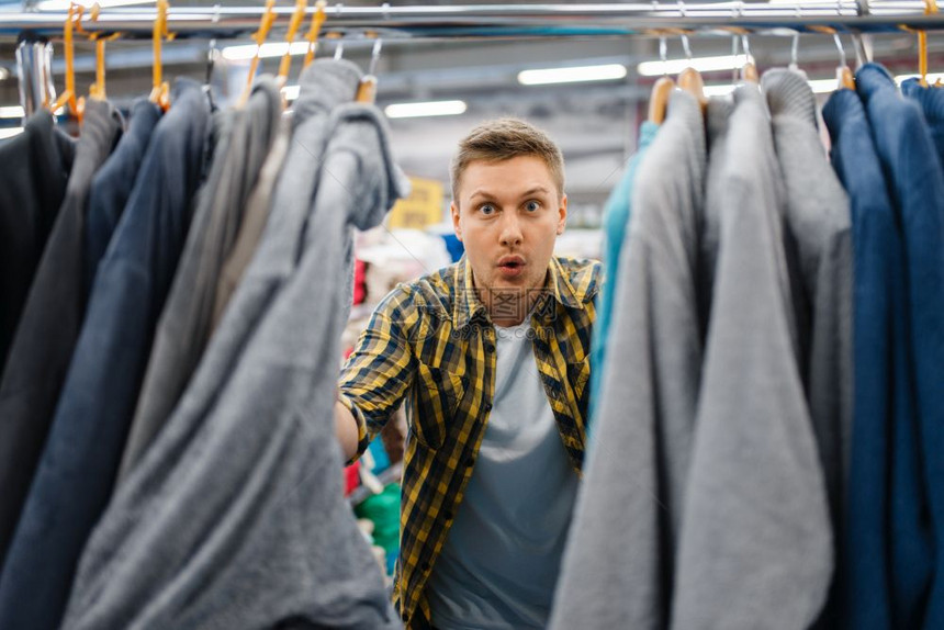 男人在商场挑选衣服图片