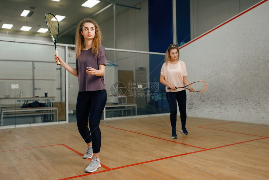 女孩们在积极训练网球运动图片