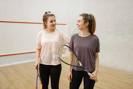 女孩们在积极训练网球运动图片