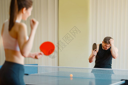男女在室内打乒乓球女生获胜图片