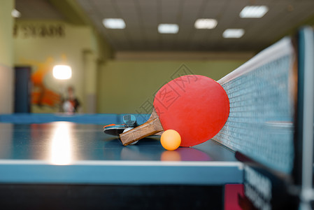 两个乒乓球拍放在乒乓球桌上图片