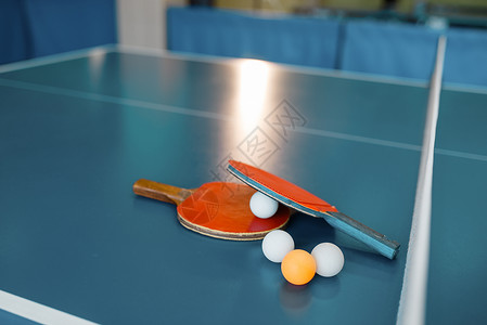 两个乒乓球拍放在乒乓球桌上高清图片