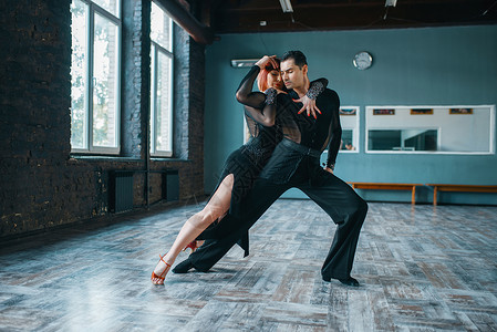 两名专业舞者在舞蹈室练舞背景图片