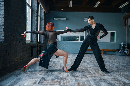 两名专业舞者在舞蹈室练舞图片