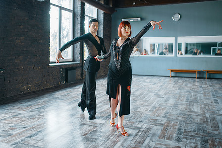两名专业舞者在舞蹈室练舞图片
