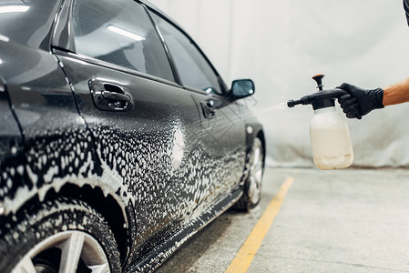 用喷水器清洗带有泡沫的车辆图片