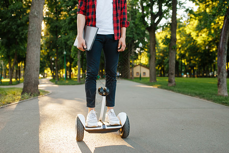 在公园使用平衡车的年轻男子图片