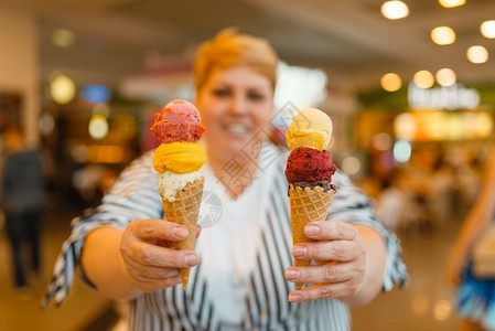 女人在快餐厅吃冰淇淋图片