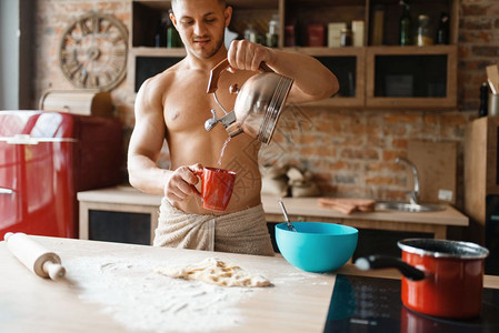 男人在家做早餐图片