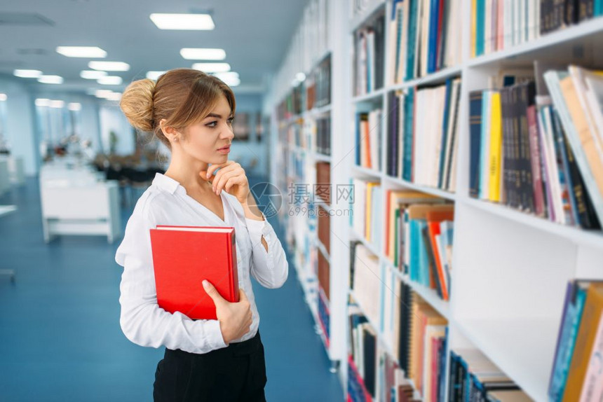 女学生在图书馆架上选书图片