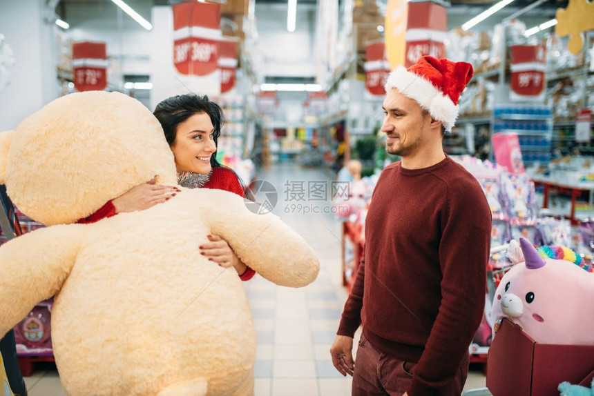 在超市购买布偶熊的夫妇图片