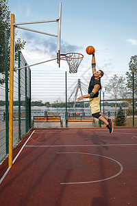 篮球运动员在跳起来投球图片