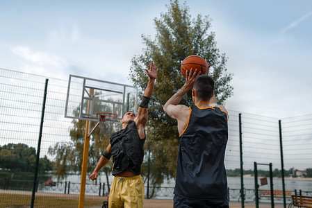 篮球运动员在户外打篮球图片