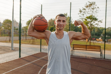 男球员在户外手拿篮球展示肌肉图片