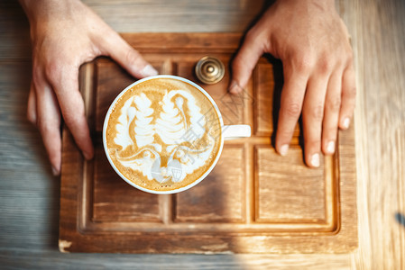 咖啡师正在制作咖啡为顾客服务图片