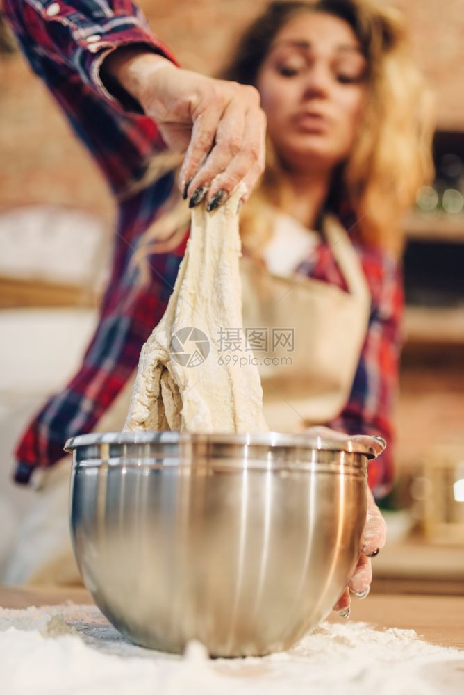 围裙内主妇在金属碗厨房内用背景做饭女厨师准备新鲜自制蛋糕家庭派准备主妇在围裙内用金属碗做饭图片