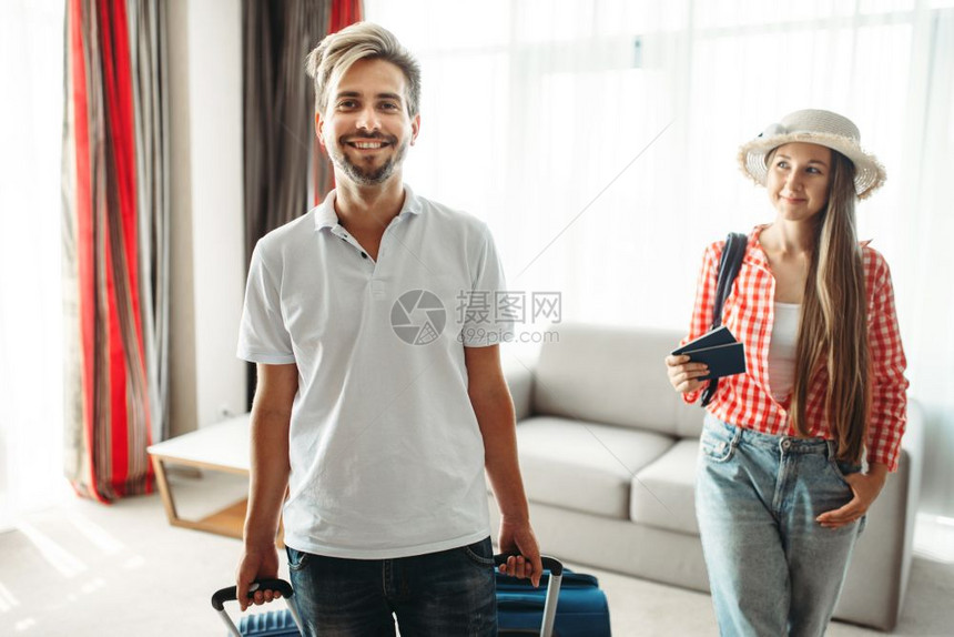 拿上行李箱准备出发的年轻夫妇图片