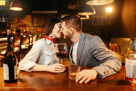 情侣在酒吧接吻图片
