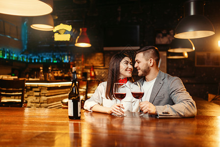 情侣在酒吧喝酒干杯图片