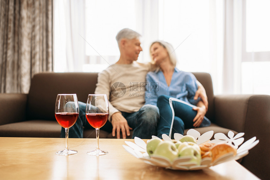 成人情侣在家里的浪漫晚餐图片