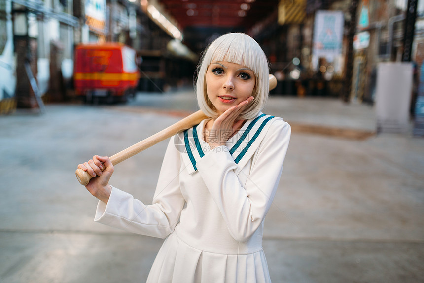 穿着洋娃制服女人图片