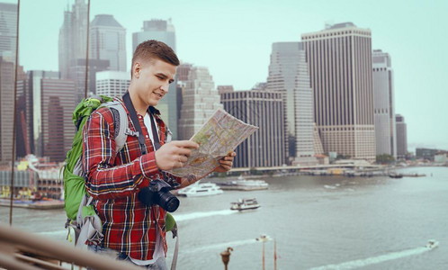 带着背包的男游客研究城市景点图片